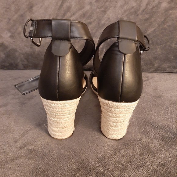 Wedge Heels - Picture 3 of 5